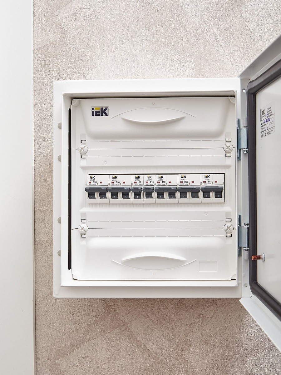 1 полюсные (однополюсные) Автоматический выключатель IEK ARMAT M06N 1P D 16А AR-M06N-1-D016 