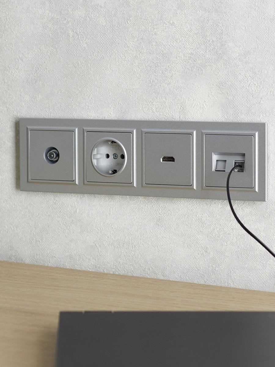 IEK Brite Рамки Рамка IEK BRITE 4-местная РУ-4-БрА алюминий BR-M42-K47