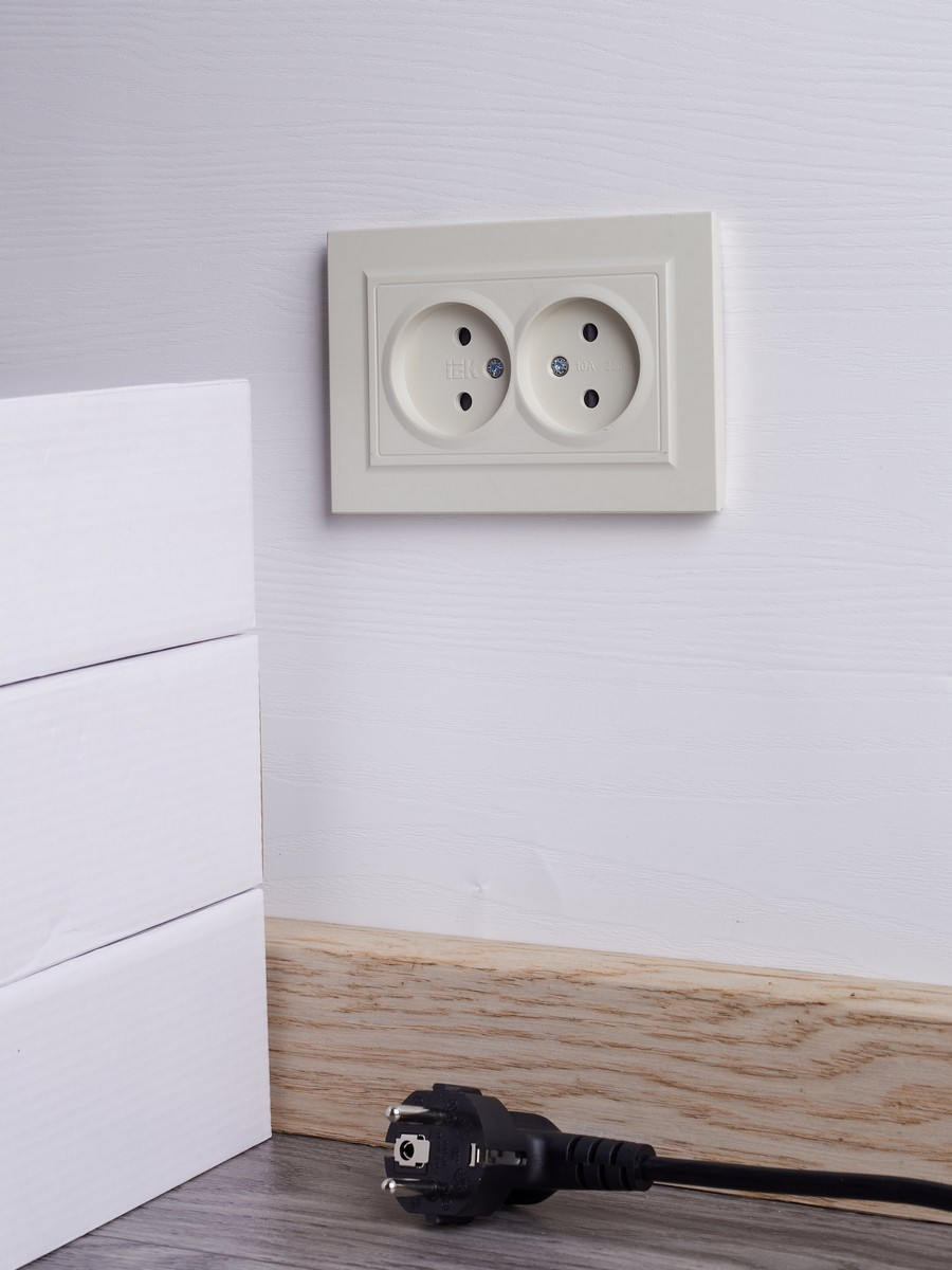 IEK Brite Бежевый Розетка IEK BRITE Бежевый 2-я без з/к с з/ш 10А в сборе РСш12-2-БрКр BR-R23-10-K10-F