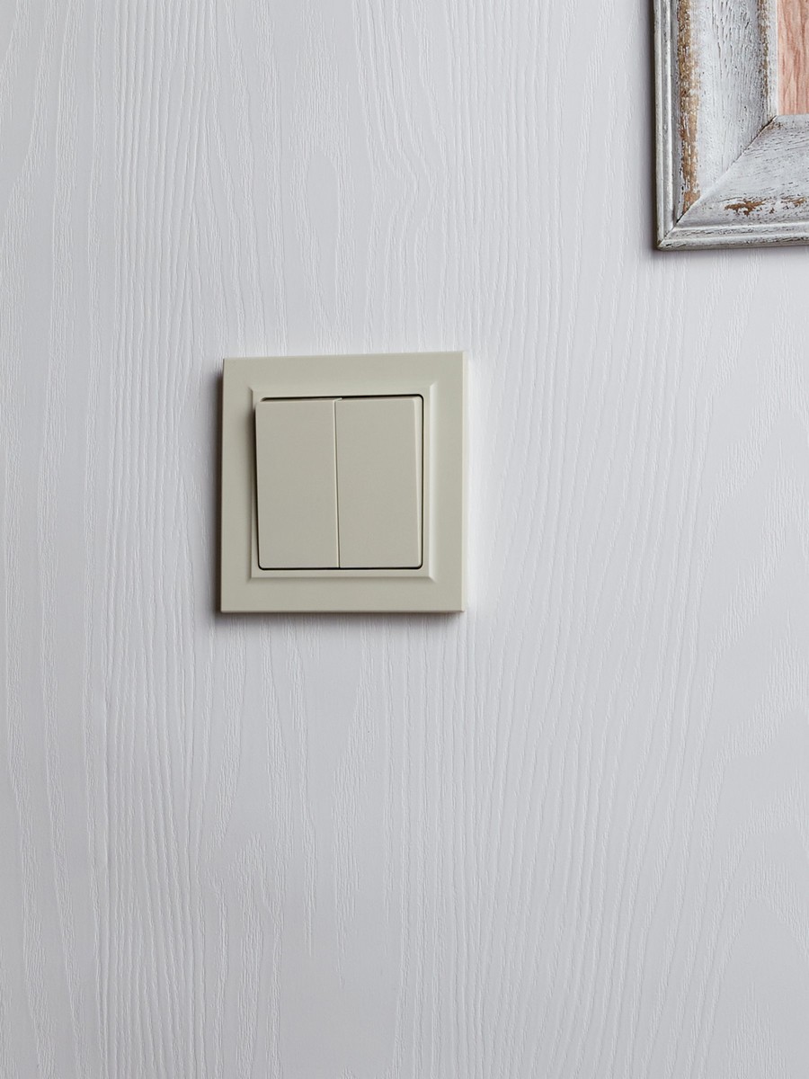 IEK Brite Бежевый Выключатель IEK BRITE Бежевый 2-кл. 10А в сборе ВСР10-2-0-БрКр BR-V20-0-10-K10-F