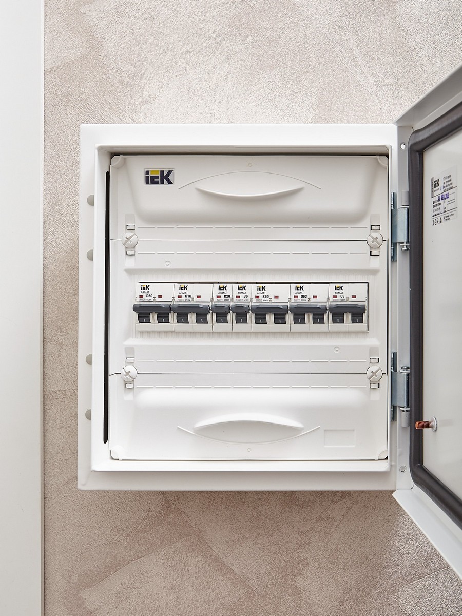 1 полюсные (однополюсные) Автоматический выключатель IEK ARMAT M06N 1P C 20А AR-M06N-1-C020 