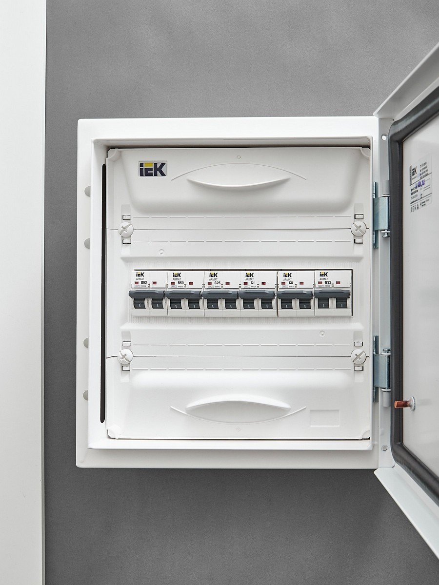 2 полюсные (двухполюсные) Автоматический выключатель IEK ARMAT M06N 2P C 1А AR-M06N-2-C001 