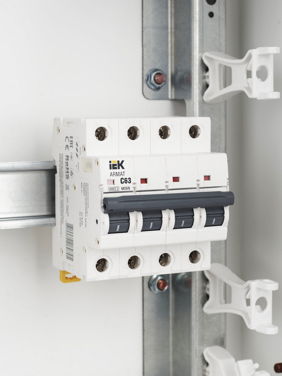 4 полюсные (четырехполюсные) Автоматический выключатель IEK ARMAT M06N 4P C 63А AR-M06N-4-C063 