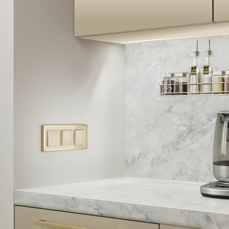 Рамки Werkel Baguette Рамка Werkel на 3 поста Baguette (айвори/латунь) W0032851