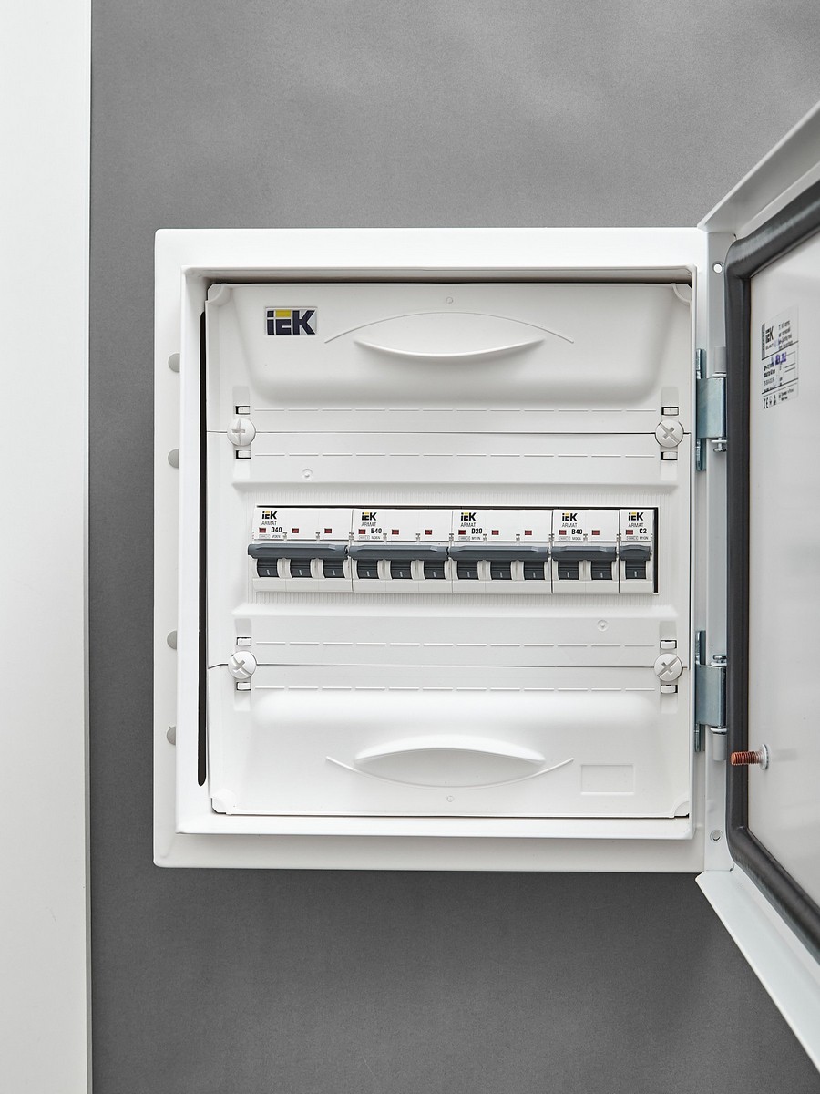 3 полюсные (трехполюсные) Автоматический выключатель IEK ARMAT M06N 3P B 40А AR-M06N-3-B040 