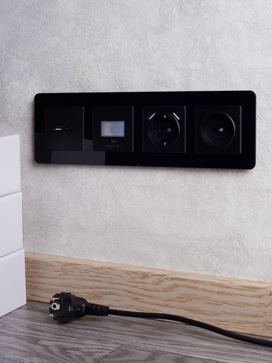 IEK Brite Рамки Рамка IEK BRITE DECOR Черный матовый стекло скругл.угол 4-м РУ-4-2-Бр RE BR-M42-G-41-K02