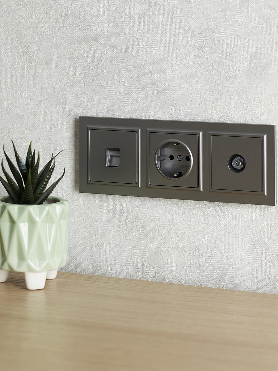 IEK Brite Рамки Рамка IEK BRITE 3-местная РУ-3-БрС сталь BR-M32-K46