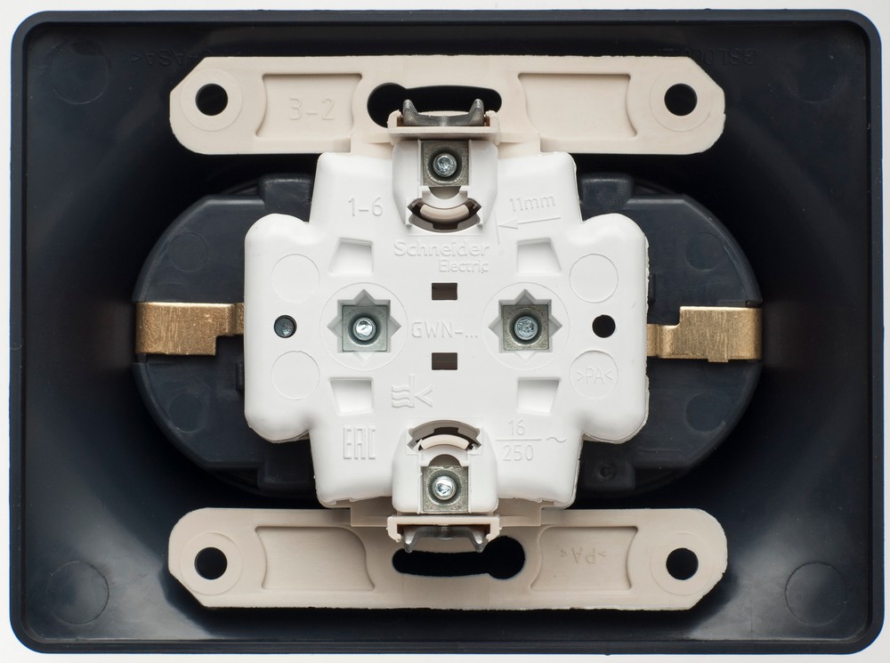 Glossa Шоколад Розетка Systeme Electric Glossa Шоколад двойная с заземлением, 16А, в сборе GSL000824