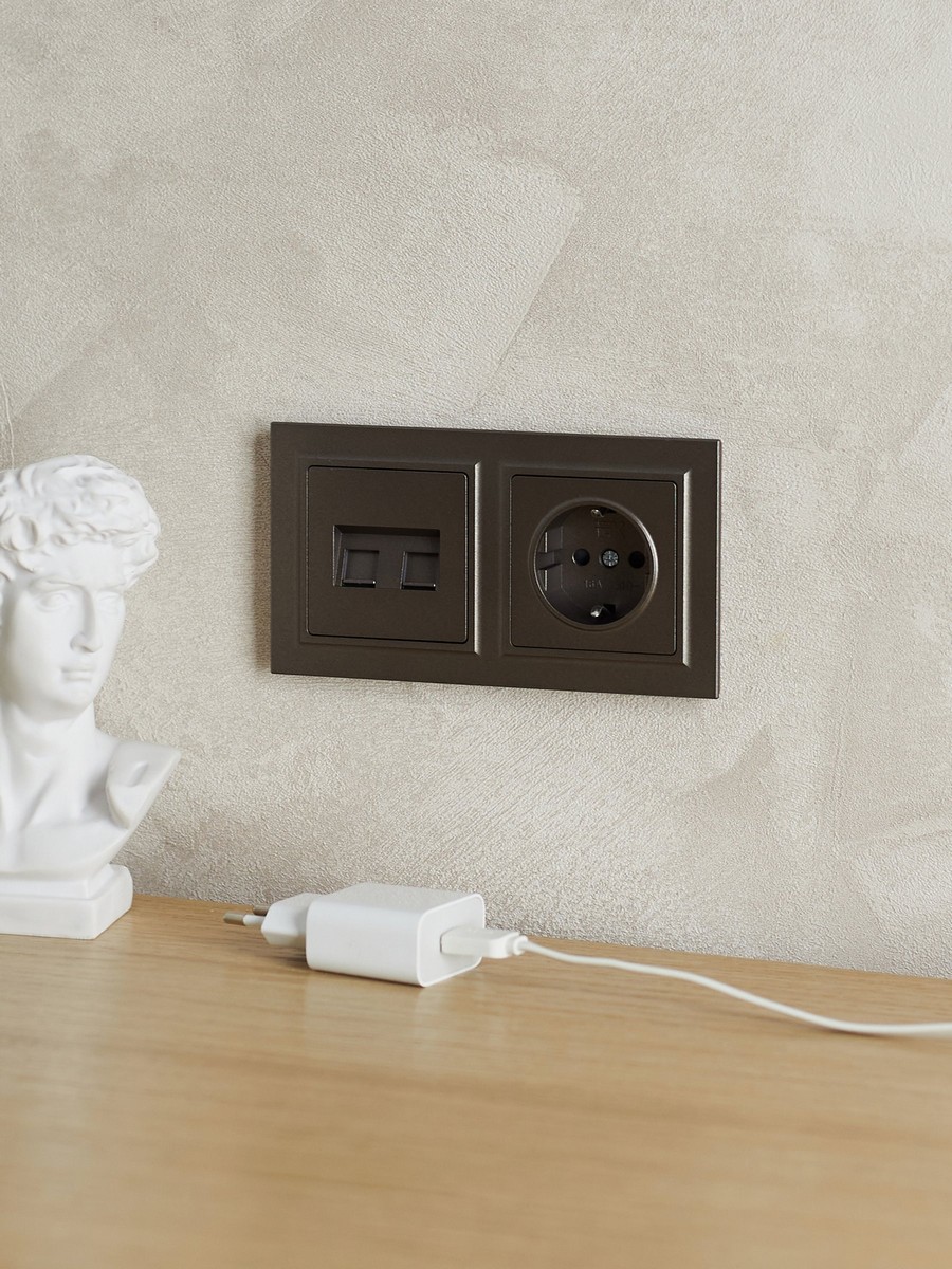 IEK Brite Рамки Рамка IEK BRITE 2-местная РУ-2-БрТБ темная бронза BR-M22-K45