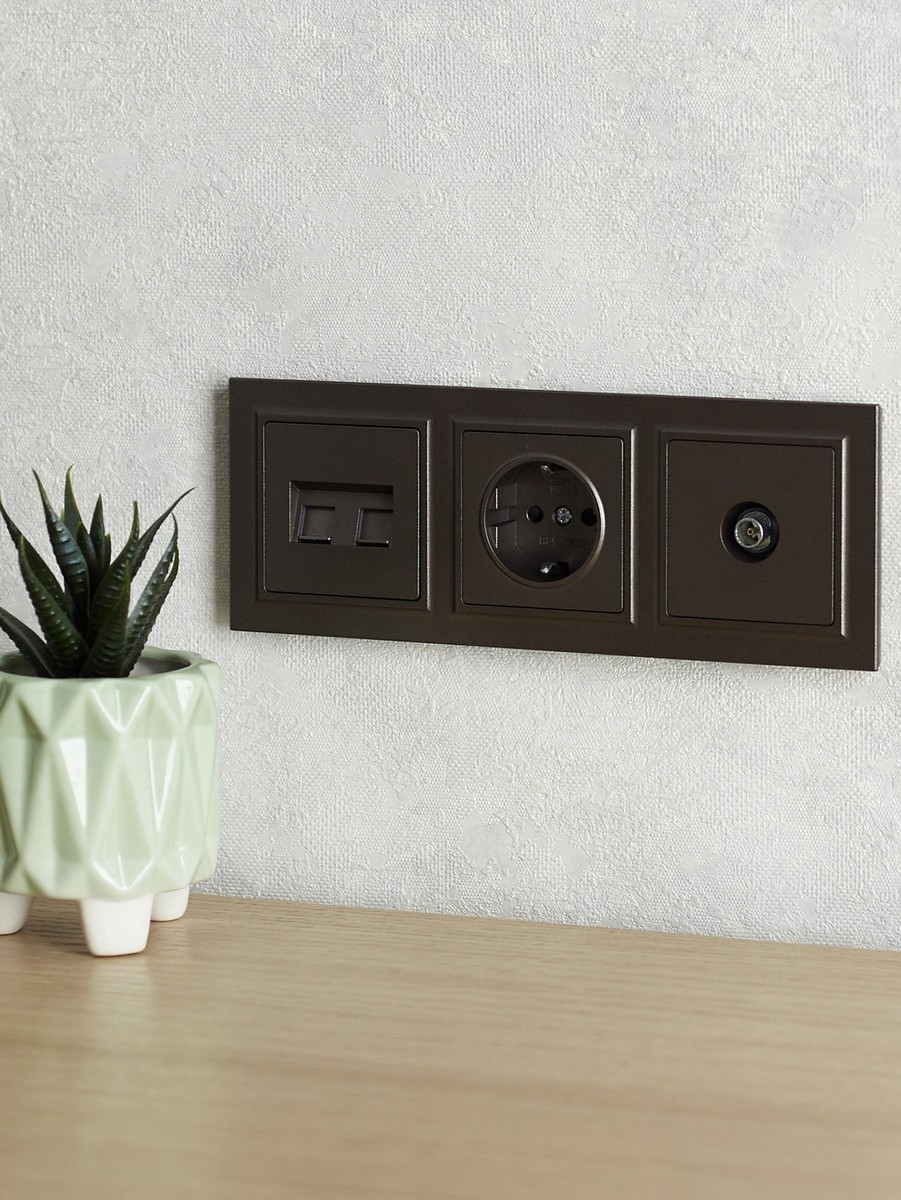 IEK Brite Рамки Рамка IEK BRITE 3-местная РУ-3-БрТБ темная бронза BR-M32-K45