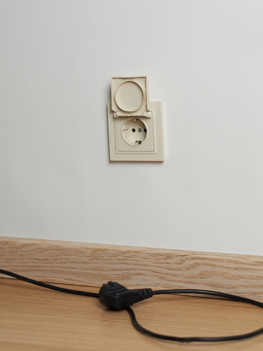 IEK Brite Бежевый Розетка IEK BRITE с/з с шторками и крышкой 16А IP44 РСбш10-3-44-БрКр бежевый BR-R16-16-44-K10