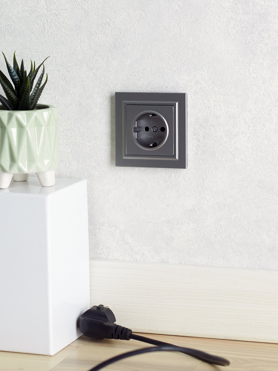 IEK Brite Сталь Розетка IEK BRITE с/з без шторок 16А РС11-1-0-БрС сталь BR-R11-16-K46