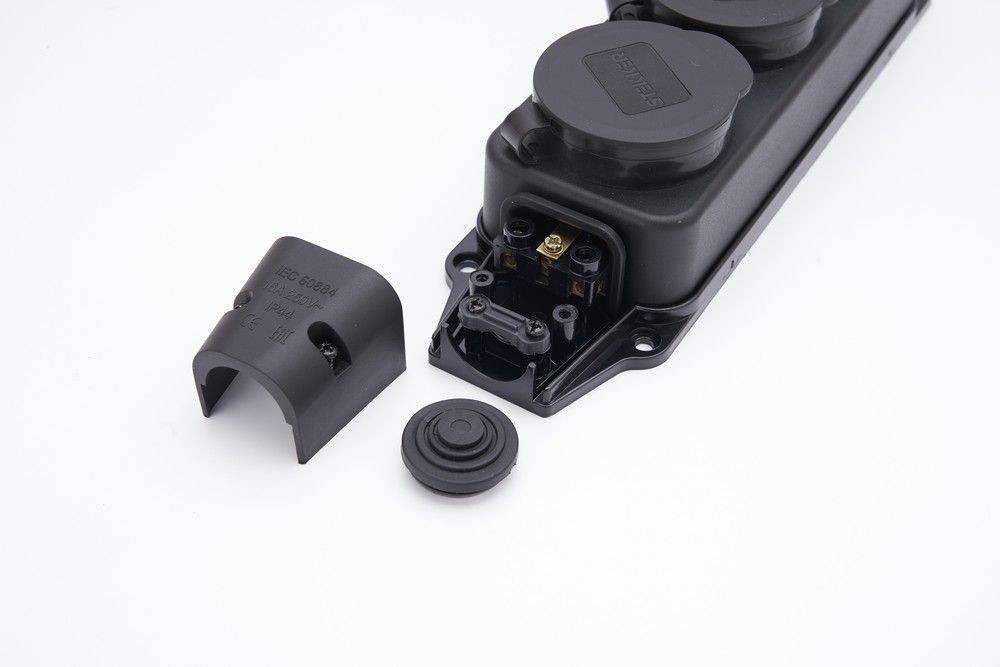 Колодки и удлинители, тройники Розетка переносная 4-местная c/з STEKKER RST16-24-44 250В 16А IP44 черный 39019 