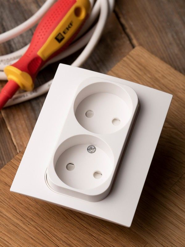 EKF Стокгольм белый Розетка EKF PROxima Стокгольм Белый 2-ая б/з с рамкой 10А со шторками EXR10-102-10