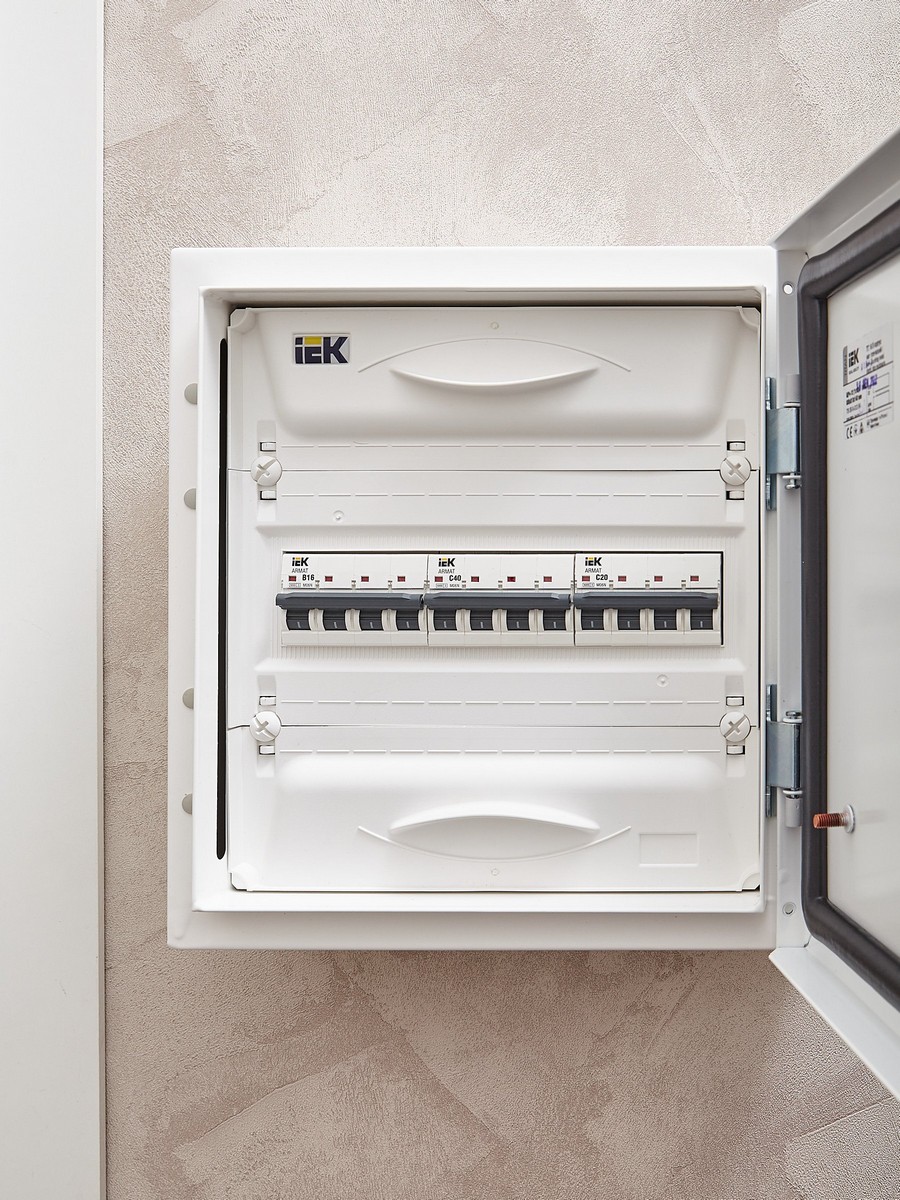 4 полюсные (четырехполюсные) Автоматический выключатель IEK ARMAT M06N 4P C 40А AR-M06N-4-C040 