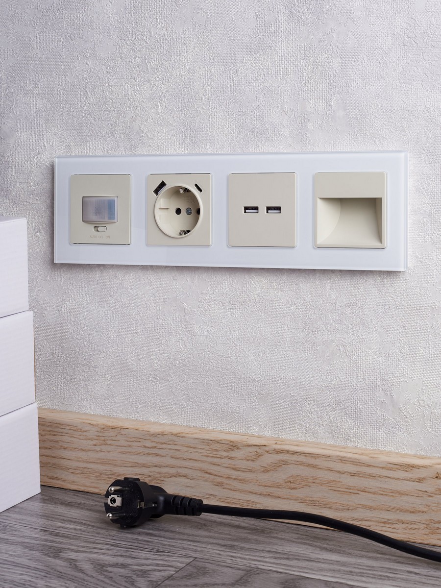 IEK Brite Рамки Рамка IEK BRITE 4-местная РУ-4-2-БрБ стекло белый BR-M42-G-K01