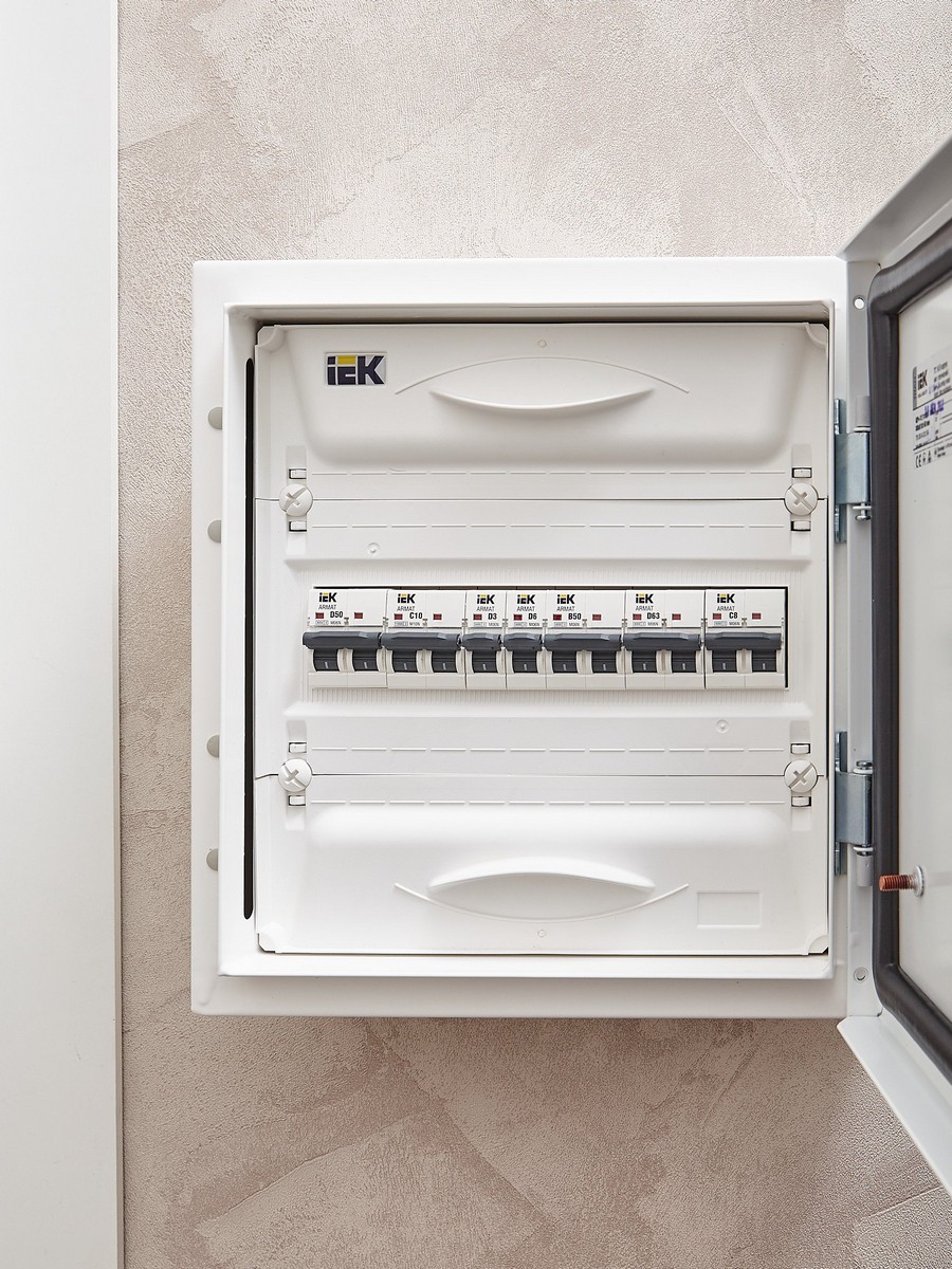 1 полюсные (однополюсные) Автоматический выключатель IEK ARMAT M06N 1P D 6А AR-M06N-1-D006 