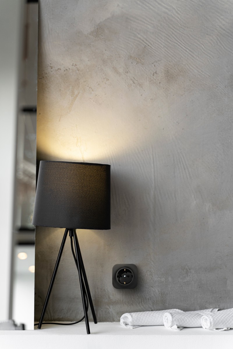 Накладные Розетки и выключатели Legrand Quteo Черные Розетка Legrand Quteo Чёрный матовый с заземлением со шторками 782476