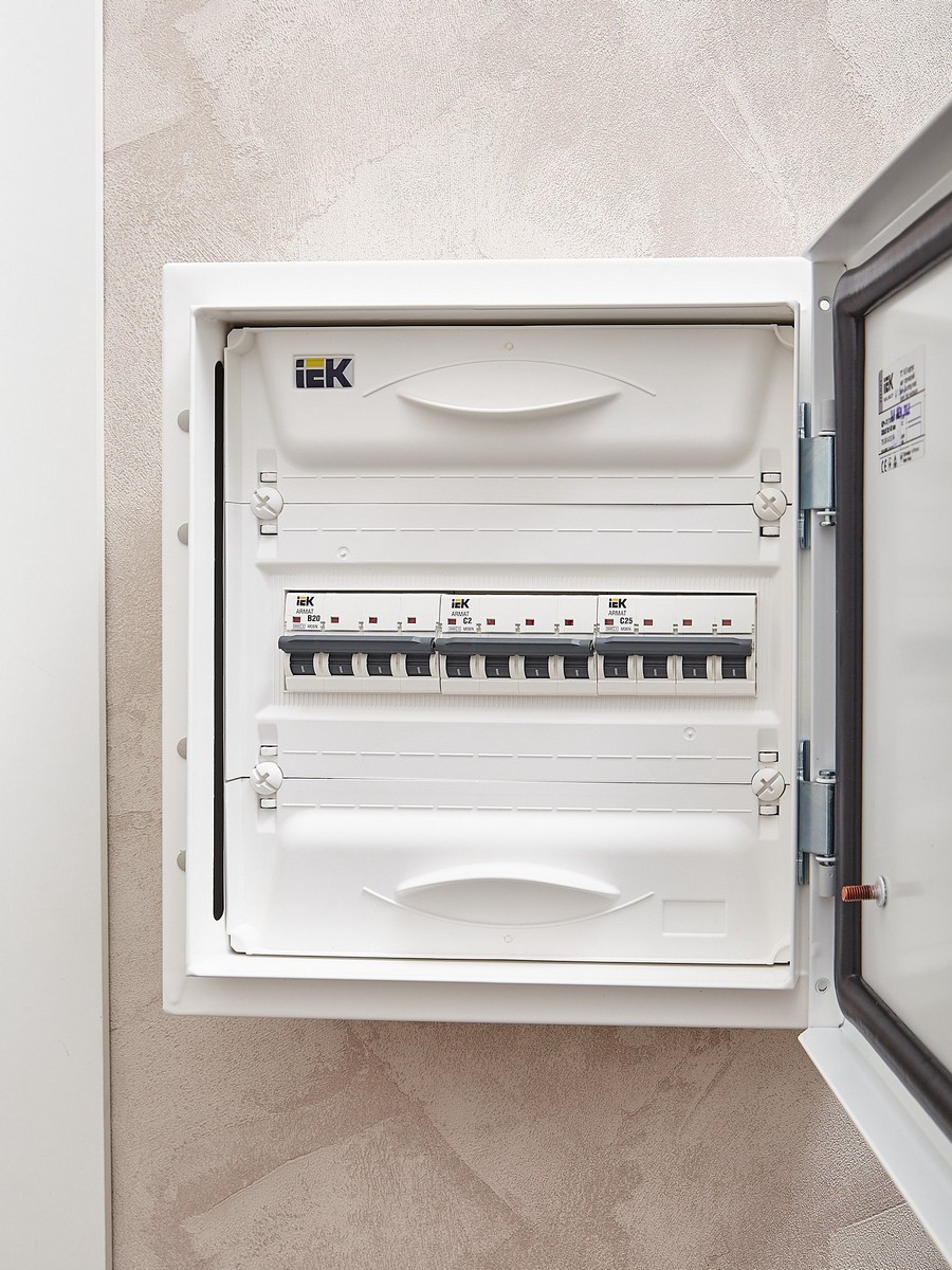 4 полюсные (четырехполюсные) Автоматический выключатель IEK ARMAT M06N 4P C 2А AR-M06N-4-C002 