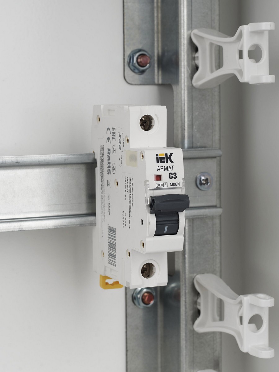 1 полюсные (однополюсные) Автоматический выключатель IEK ARMAT M06N 1P C 3А AR-M06N-1-C003 