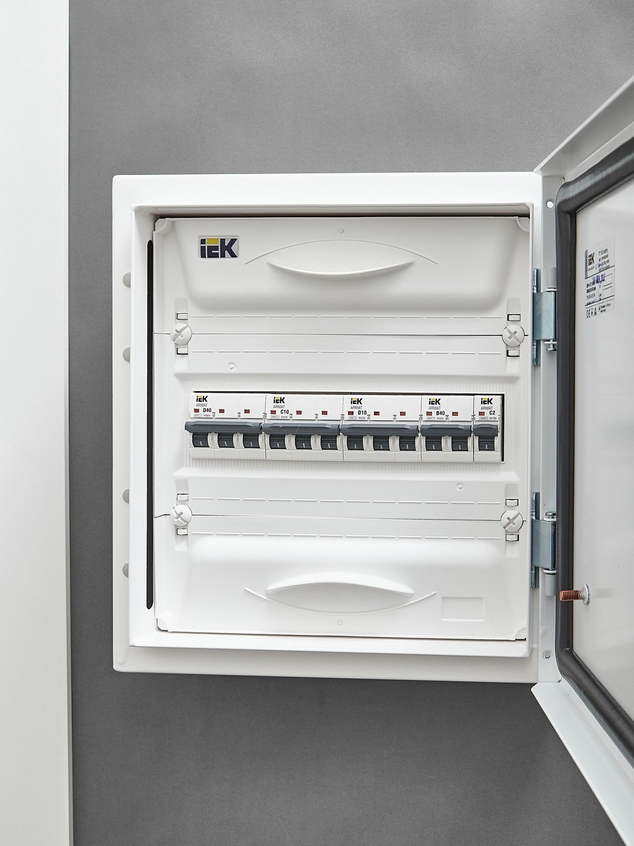 3 полюсные (трехполюсные) Автоматический выключатель IEK ARMAT M06N 3P C 10А AR-M06N-3-C010 