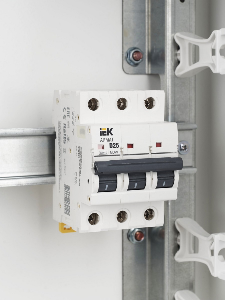 3 полюсные (трехполюсные) Автоматический выключатель IEK ARMAT M06N 3P D 25А AR-M06N-3-D025 