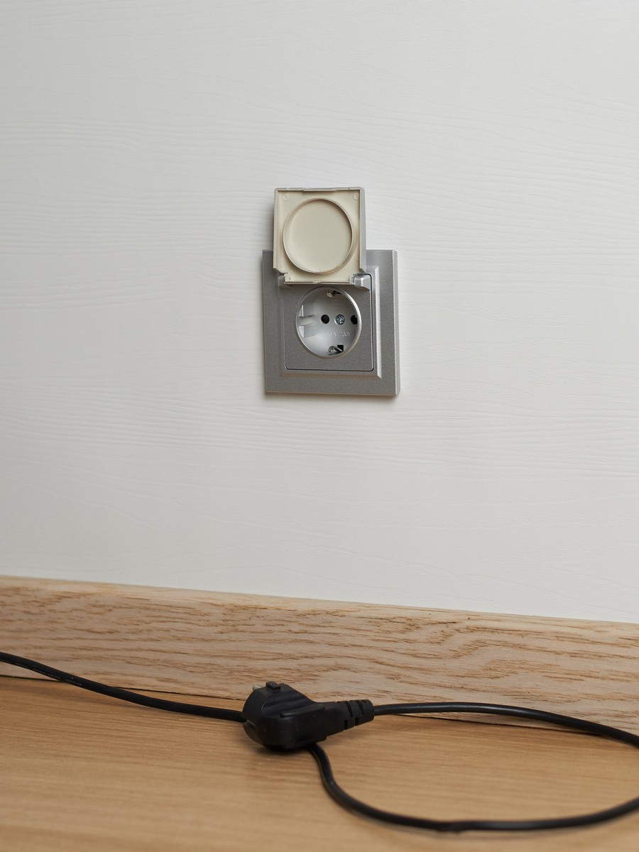 IEK Brite Алюминий Розетка IEK BRITE с/з с шторками и крышкой 16А IP44 РСбш10-3-44-БрА алюминий BR-R16-16-44-K47