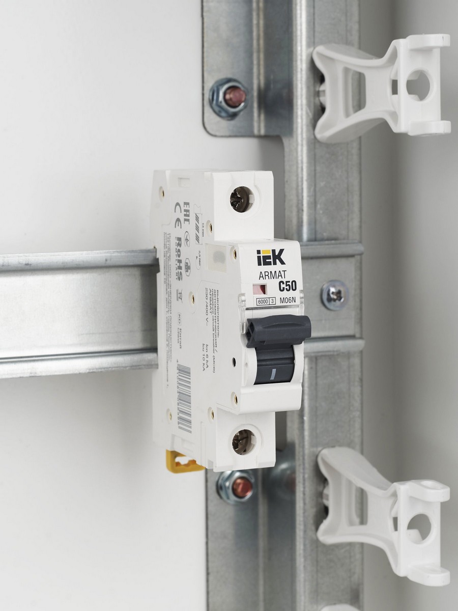 1 полюсные (однополюсные) Автоматический выключатель IEK ARMAT M06N 1P C 50А AR-M06N-1-C050 