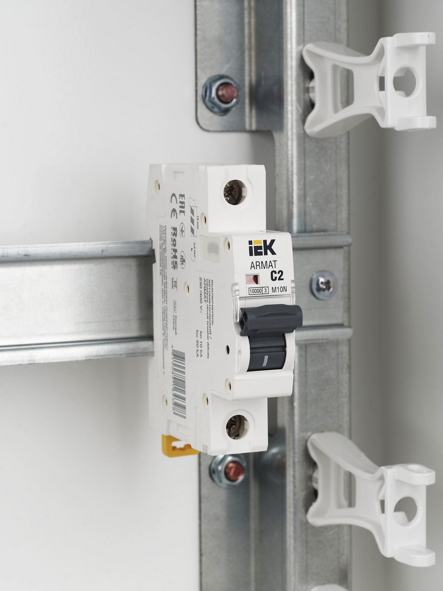 1 полюсные (однополюсные) Автоматический выключатель IEK ARMAT M10N 1P C 2А AR-M10N-1-C002 