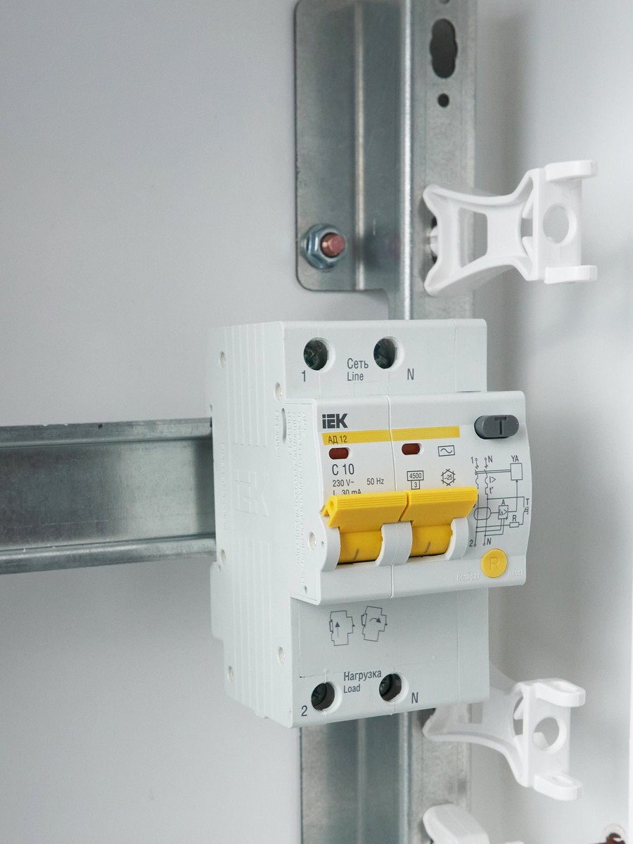 IEK Дифференциальный автоматический выключатель IEK KARAT АД12 2P 10A 30мА MAD10-2-010-C-030 