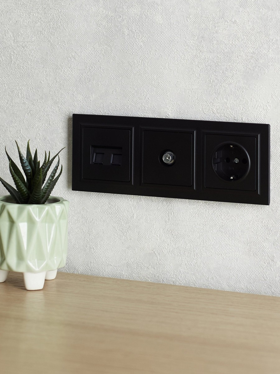 IEK Brite Рамки Рамка IEK BRITE 3-местная РУ-3-БрЧ черный BR-M32-K02