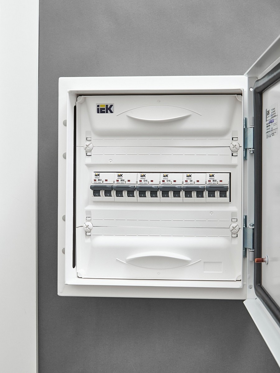 2 полюсные (двухполюсные) Автоматический выключатель IEK ARMAT M06N 2P C 16А AR-M06N-2-C016 