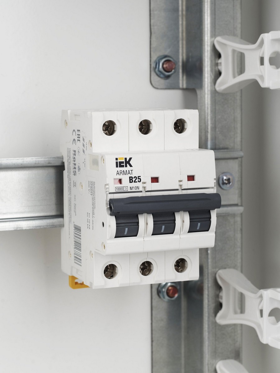 3 полюсные (трехполюсные) Автоматический выключатель IEK ARMAT M10N 3P B 25А AR-M10N-3-B025 