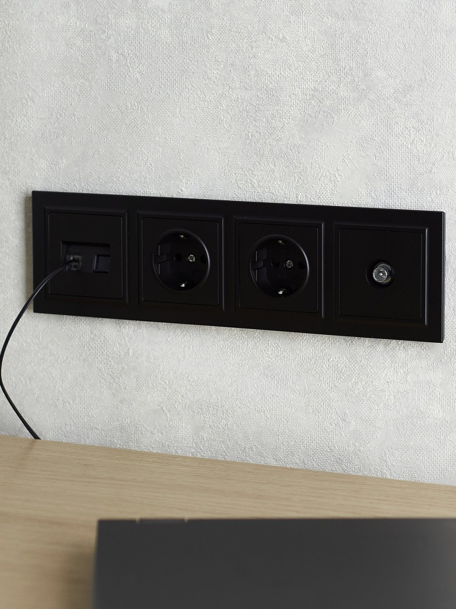 IEK Brite Рамки Рамка IEK BRITE 4-местная РУ-4-БрЧ черный BR-M42-K02