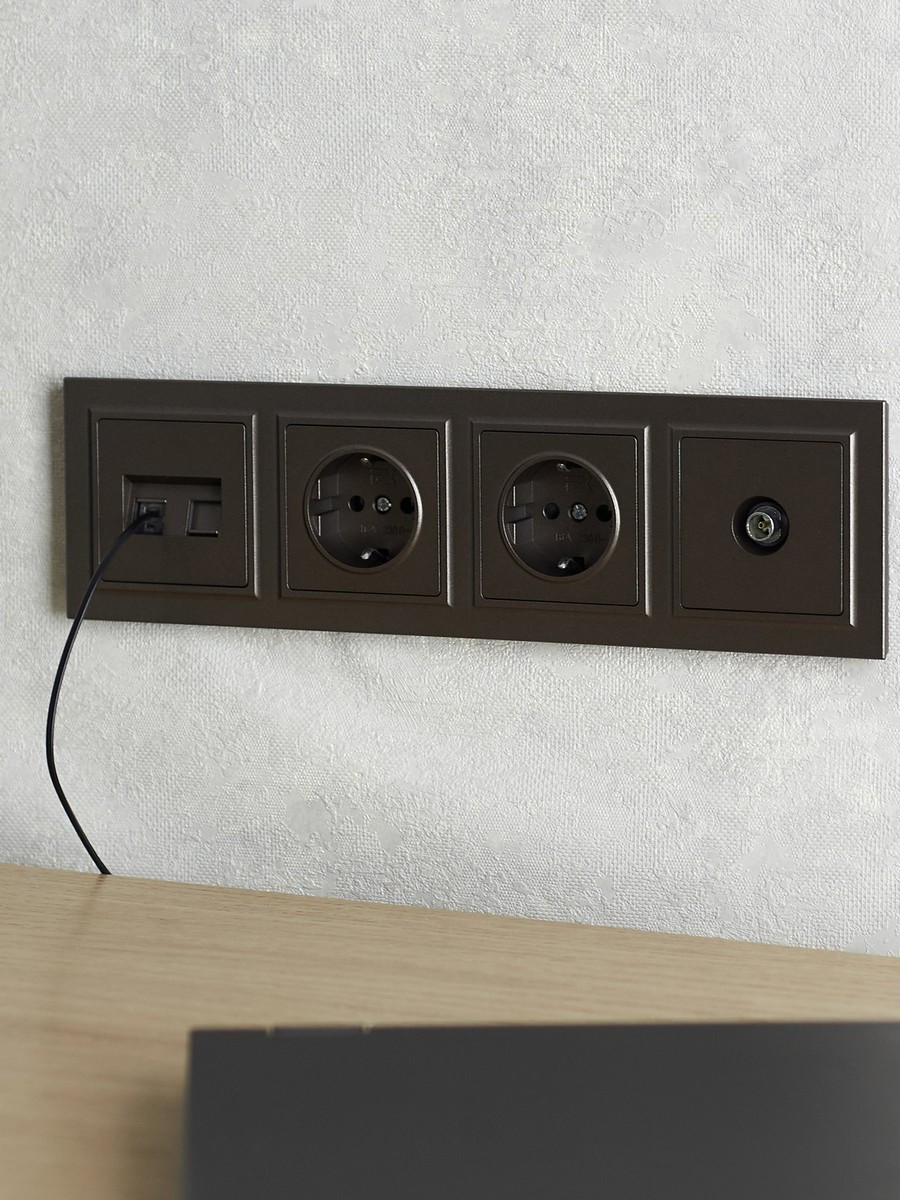 IEK Brite Рамки Рамка IEK BRITE 4-местная РУ-4-БрТБ темная бронза BR-M42-K45