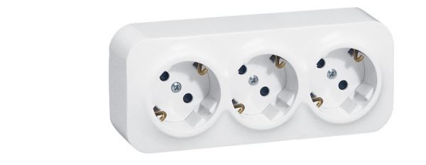 Накладные Розетки и выключатели Legrand Quteo Белый Розетка Legrand Quteo тройная с заземлением со шторками белая 782238 (782218)