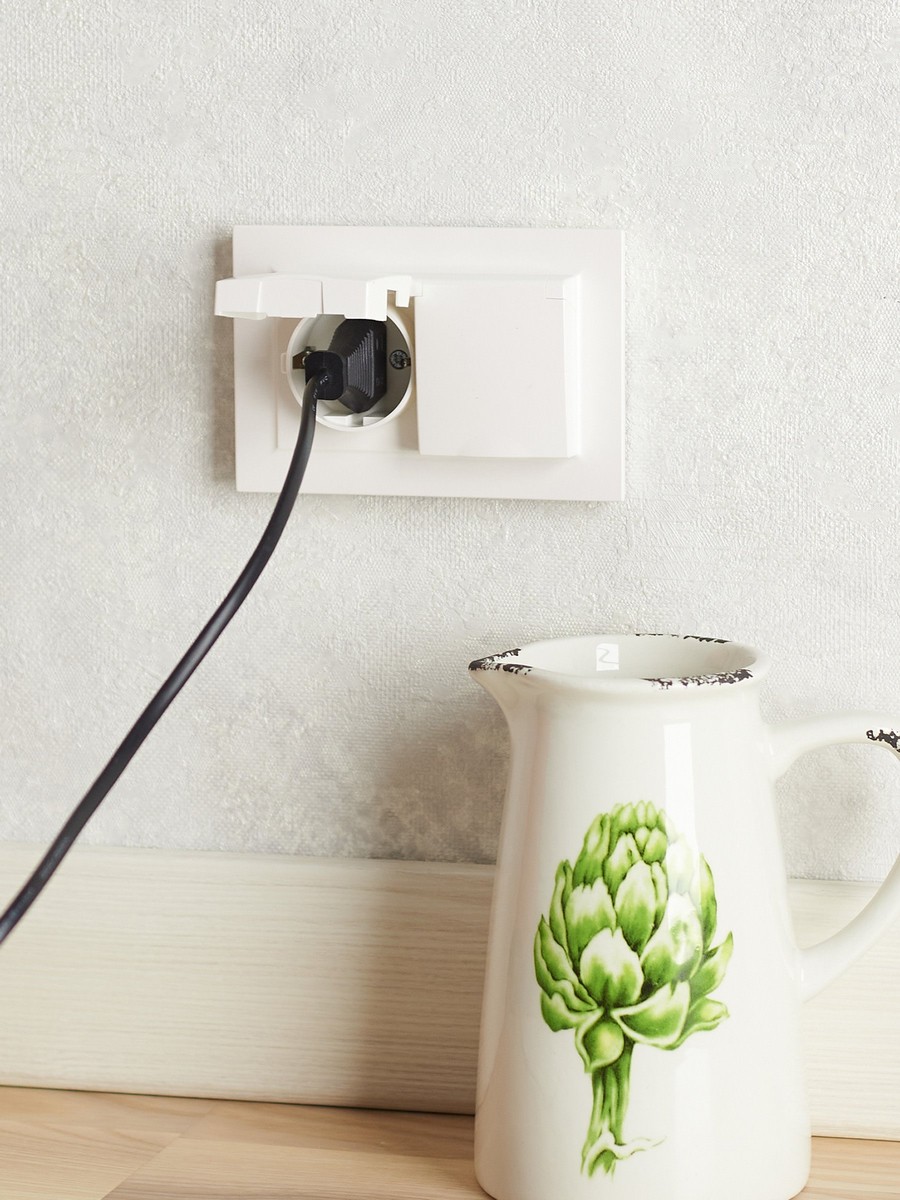 IEK Brite Жемчуг Розетка IEK BRITE 2-ая с/з с шторками и крышкой 16А в сборе IP44 РСбш12-3-44-БрЖ жемчуг BR-R26-16-44