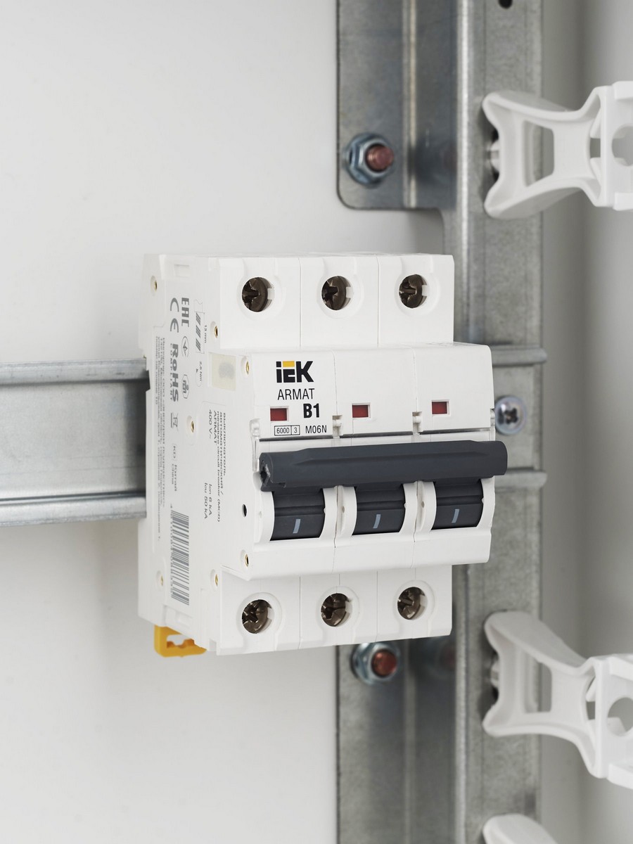 3 полюсные (трехполюсные) Автоматический выключатель IEK ARMAT M06N 3P B 1А AR-M06N-3-B001 