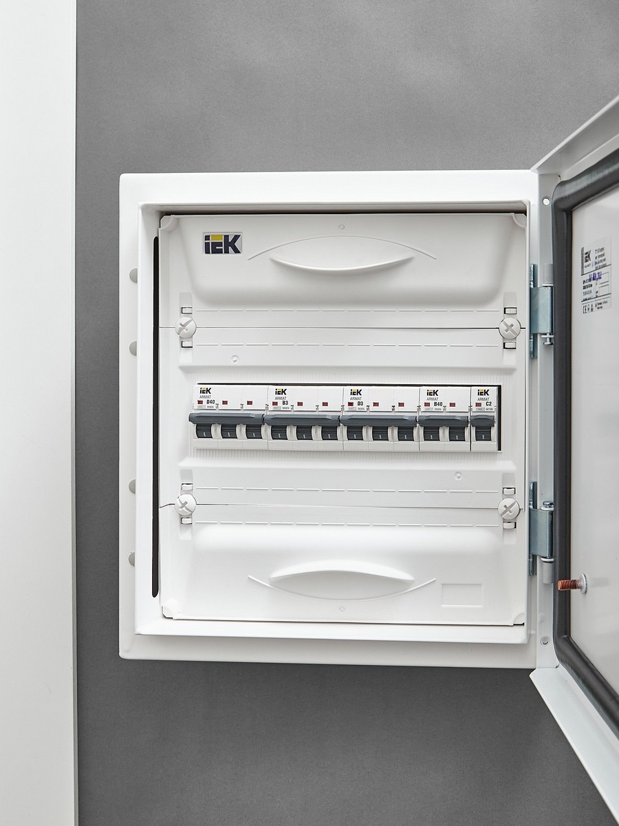 3 полюсные (трехполюсные) Автоматический выключатель IEK ARMAT M06N 3P D 3А AR-M06N-3-D003 