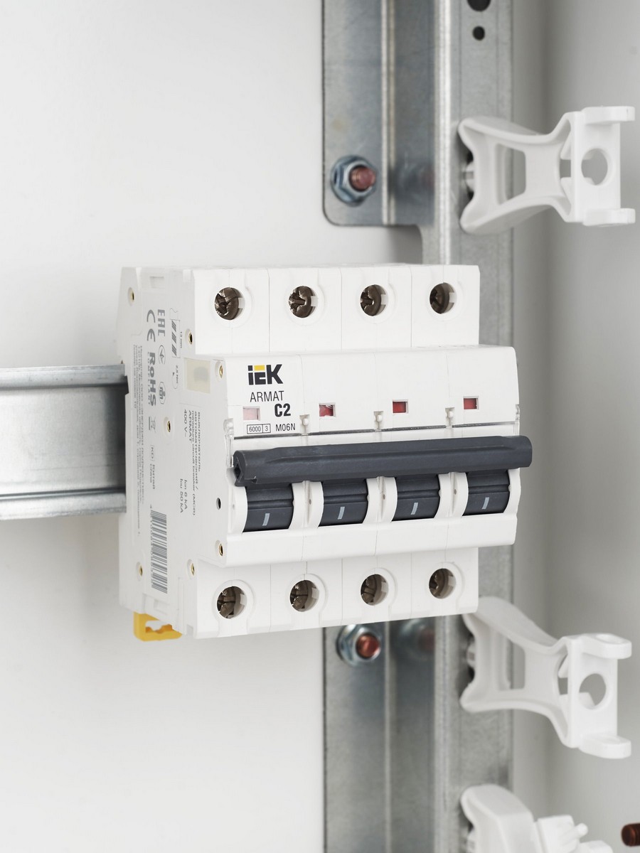 4 полюсные (четырехполюсные) Автоматический выключатель IEK ARMAT M06N 4P C 2А AR-M06N-4-C002 