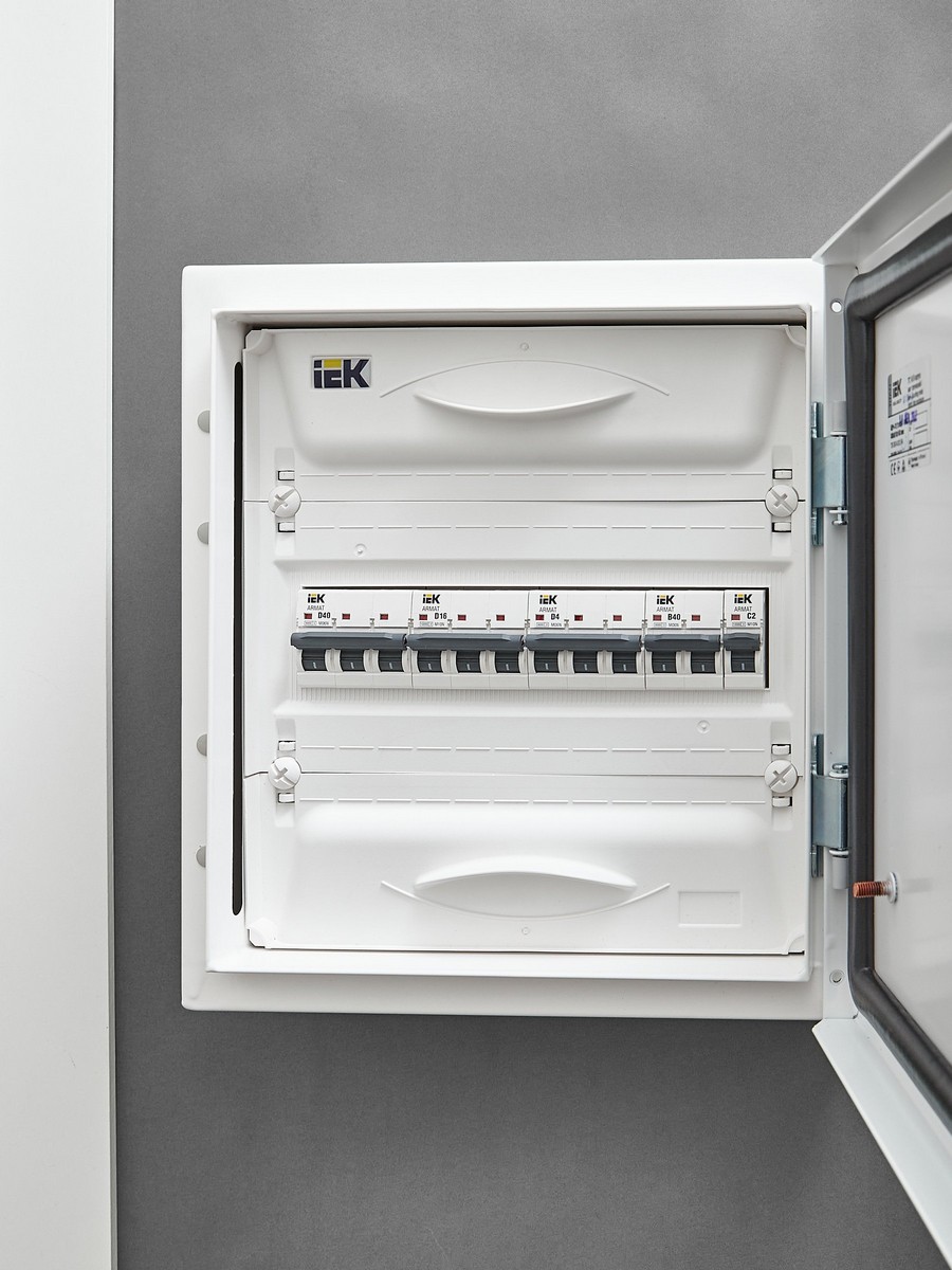 3 полюсные (трехполюсные) Автоматический выключатель IEK ARMAT M10N 3P D 16А AR-M10N-3-D016 