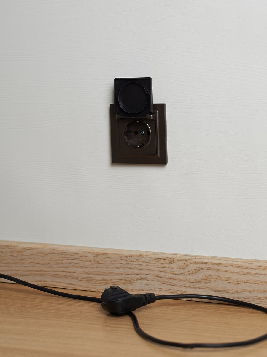 IEK Brite Бронза Розетка IEK BRITE с/з с шторками и крышкой 16А IP44 РСбш10-3-44-БрТБ темная бронза BR-R16-16-44-K45