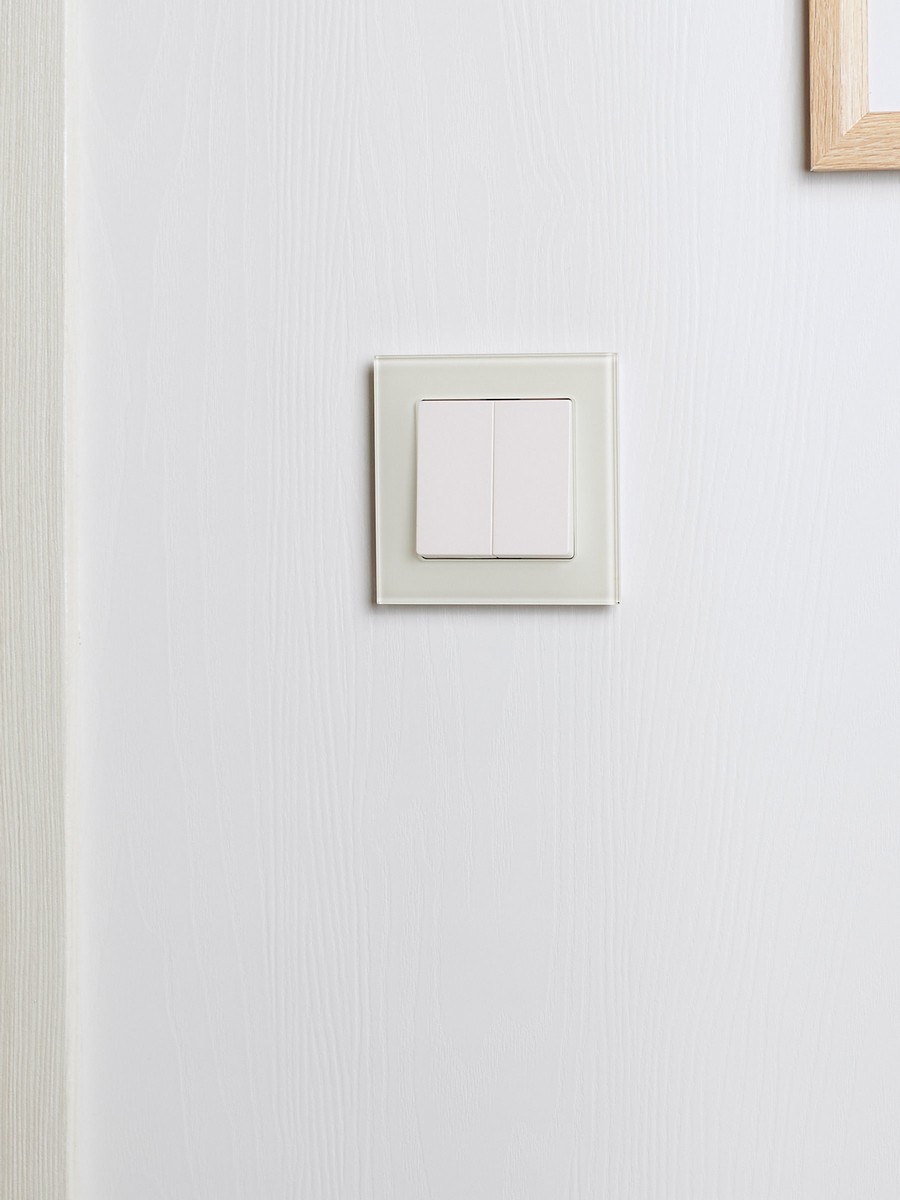 IEK Brite Рамки Рамка IEK BRITE 1-местная РУ-1-2-БрВа стекло ванильный BR-M12-G-K10