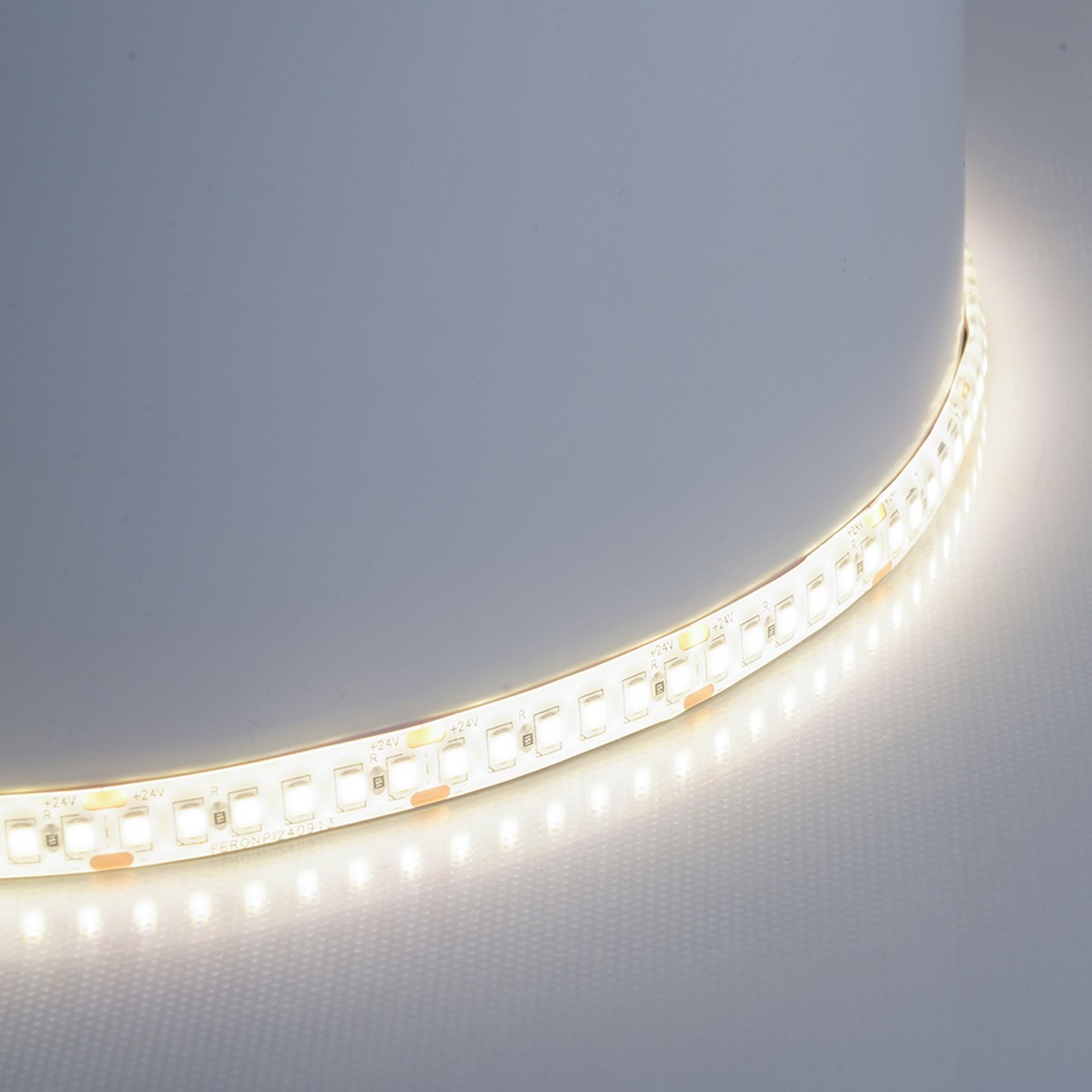 Светодиодная лента белая холодная Светодиодная LED лента Feron LS512 180SMD(2835)/м 16Вт/м 24V 6000К IP65 51827 