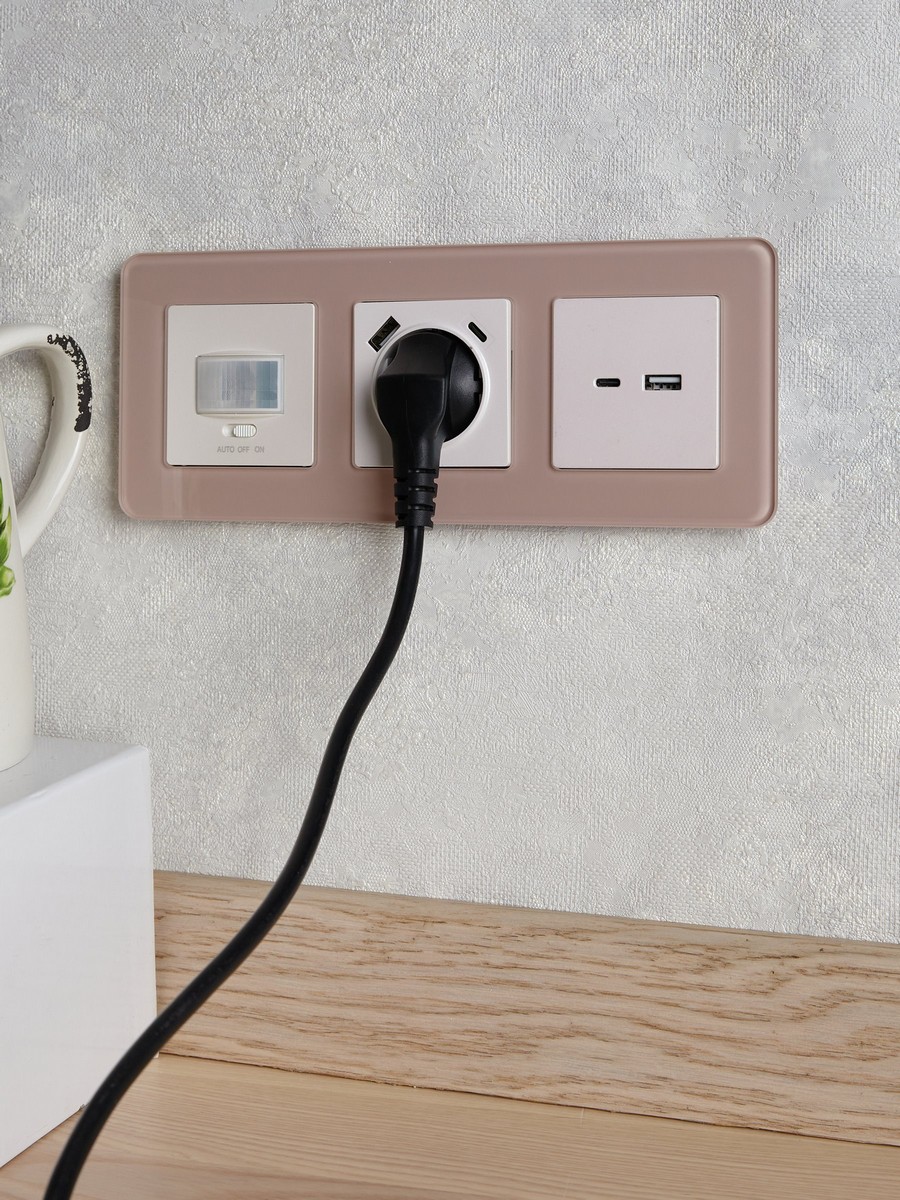 IEK Brite Рамки Рамка IEK BRITE DECOR Дымчатый матовый стекло скругл.угол 3-мест. РУ-3-2-Бр RE BR-M32-G-41-K97