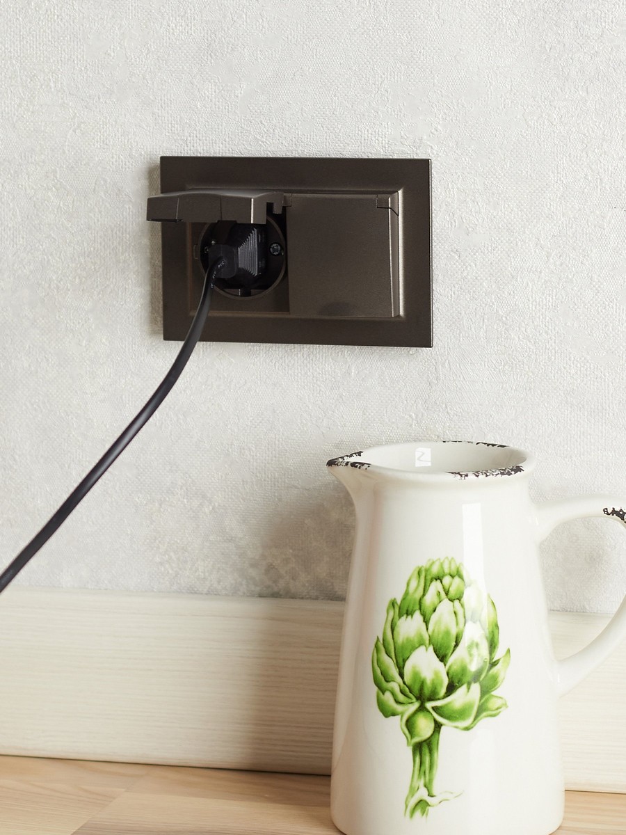 IEK Brite Бронза Розетка IEK BRITE 2-я с кр. 16А в сб IP44 РСбш12-3-44-БрТБ темная бронза BR-R26-16-44-K45-F