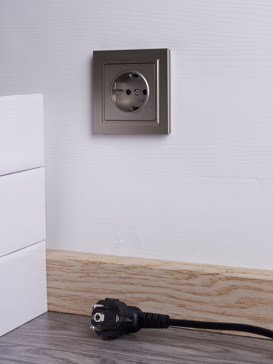 IEK Brite Шампань Розетка IEK BRITE Шампань с/з с защ.шторк. 16А в сб. РСР14-1-0-БрШ BR-R14-16-K37-F