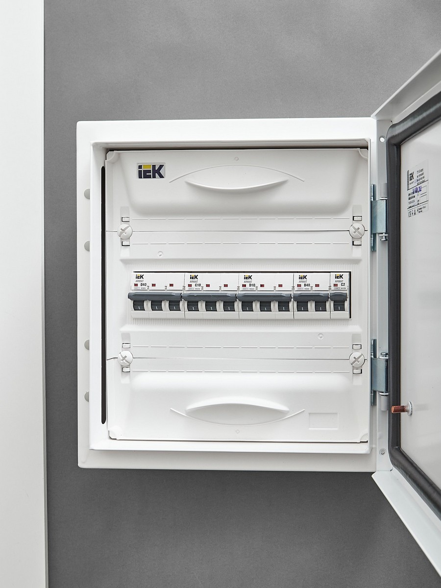 3 полюсные (трехполюсные) Автоматический выключатель IEK ARMAT M06N 3P D 10А AR-M06N-3-D010 