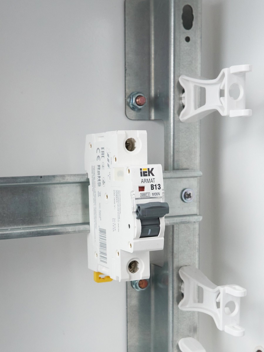 1 полюсные (однополюсные) Автоматический выключатель IEK ARMAT M06N 1P B 13А AR-M06N-1-B013 