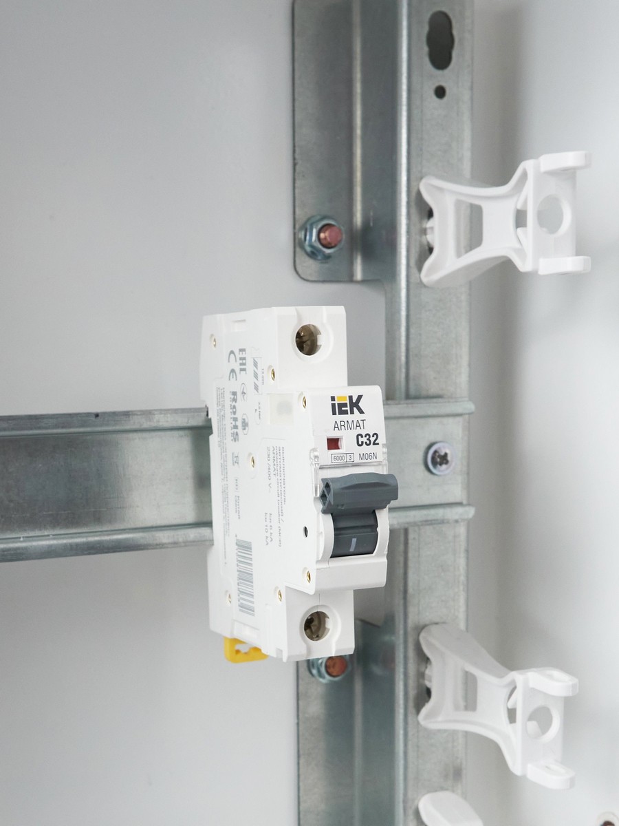 1 полюсные (однополюсные) Автоматический выключатель IEK ARMAT M06N 1P C 32А AR-M06N-1-C032 